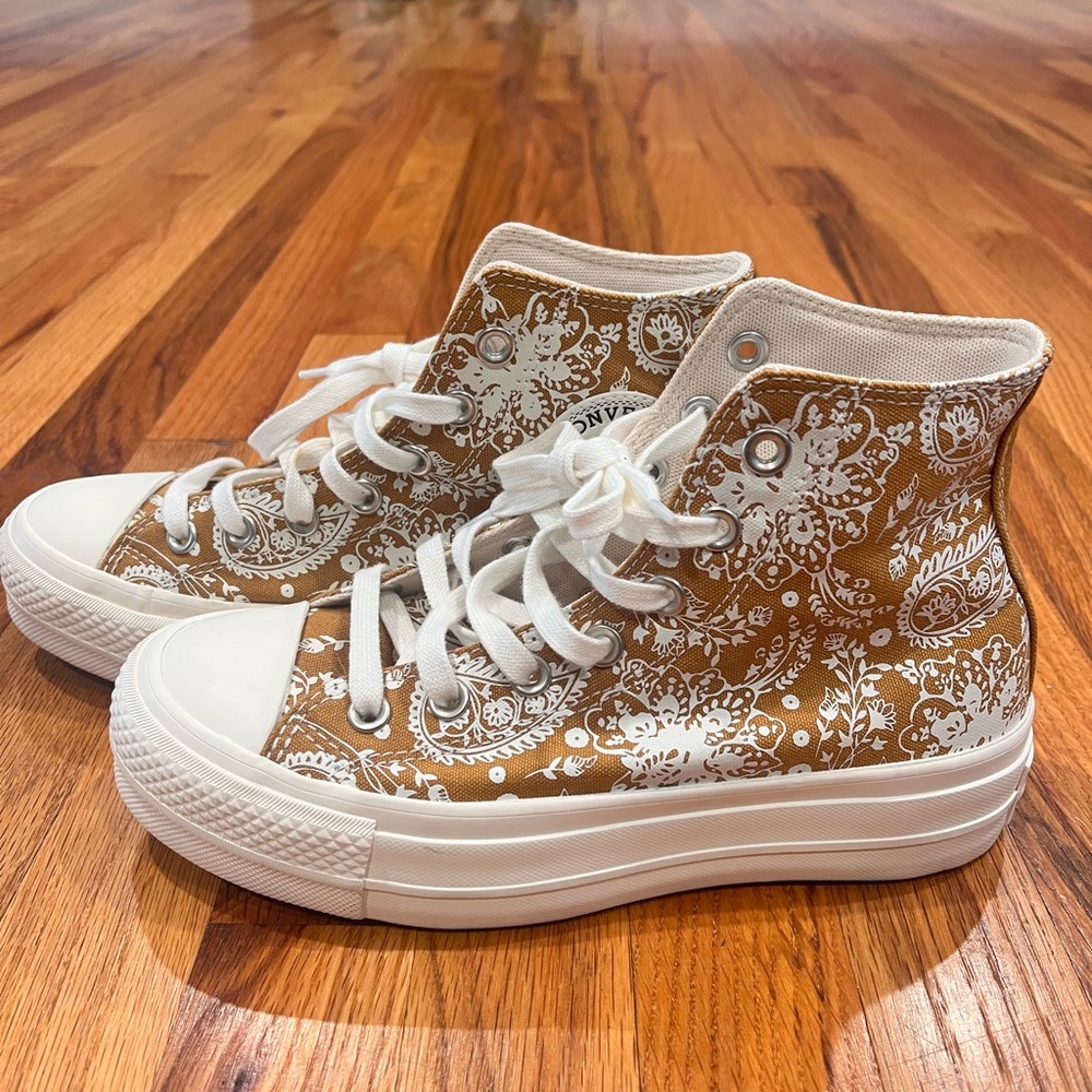 Converse Chuck Taylor All Star Platform Fall
Florals 572541C.Size 6.5